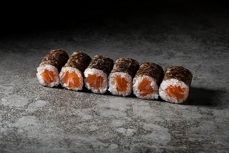 Ролл с лососем