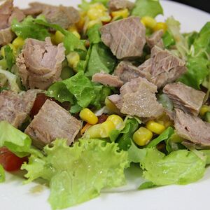 Салат с тунцом