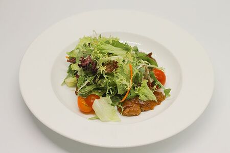 Тёплый салат с печенью кролика в соусе Портвейн