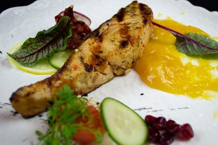 Стейк из сёмги под креветочным соусом