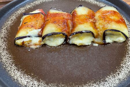 Запеченные рулеты из баклажана с соусом тартар