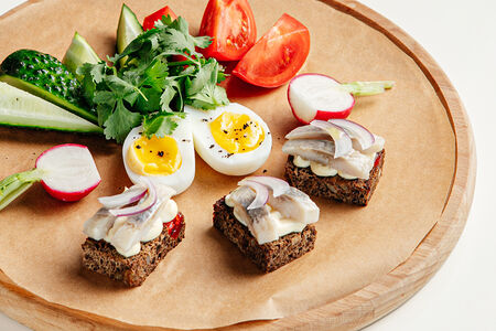 Сельдь из Охотского моря на тостах