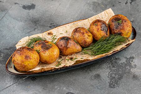 Молодой картофель на углях