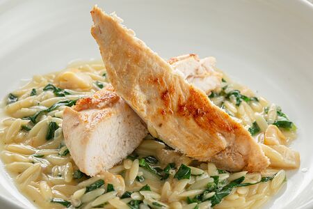 Куриная грудка с орзотто со шпинатом и грибами