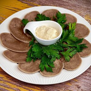 Язык отварной с хреном