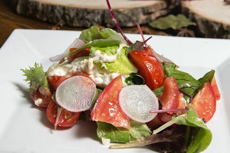 Салат с сыром страчателла