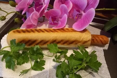 Французский хот-дог с сосиской гриль