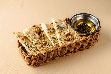 Фокачча с розмарином и чесноком