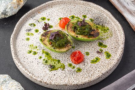 Авокадо гриль с соусом чимичурри и томатами