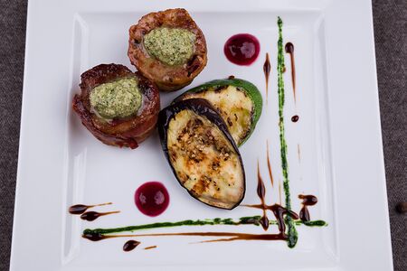 Медальоны из cвинoй шеи