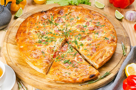 Пицца с колбасками и пепперони закрытая