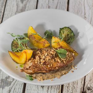 Грудка цыпленка с жареными персиками и брокколи