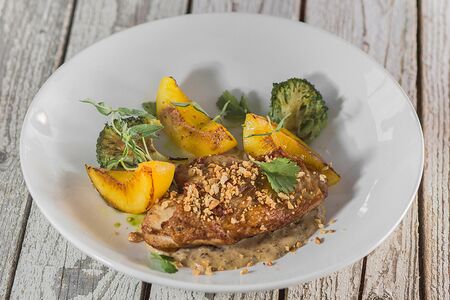 Грудка цыпленка с жареными персиками и брокколи