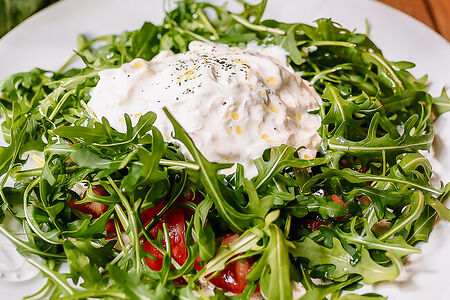 Салат со страчателлой, руколой и томатами