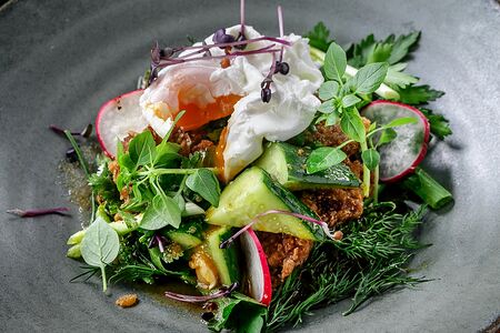 Говядина с битыми огурцами и яйцом пашот