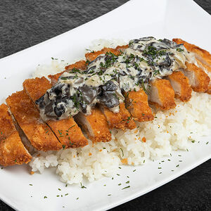 Хрустящая курочка с рисом и грибным жюльеном
