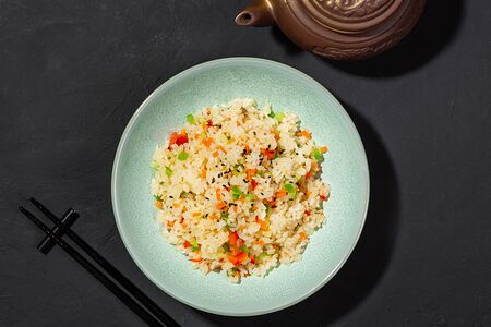 Жареный рис с овощами