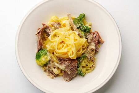 Паста с томленой олениной, папоротником и брокколи