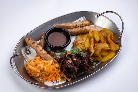 Колбаски говяжьи с картофелем по-домашнему и капустой