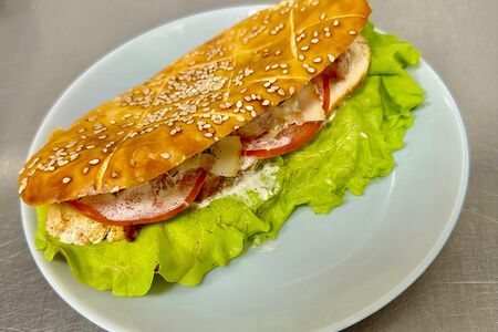 Сэндвич на сдобной булке с беконом и курицей гриль