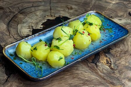 Отварной бэби-картофель со сливочным маслом и зеленью