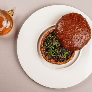 Գառան միս սպիտակ սնկով և հավի կոնսոմեով