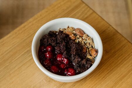 Греческий йогурт с шоколадным бисквитом и вишневым соусом