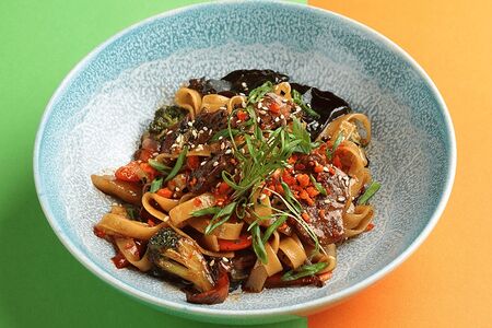 Вок с пшеничной лапшой, говядиной и чили-арахисом