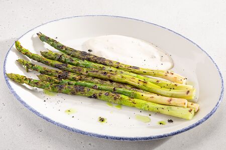 Спаржа с соусом блю чиз