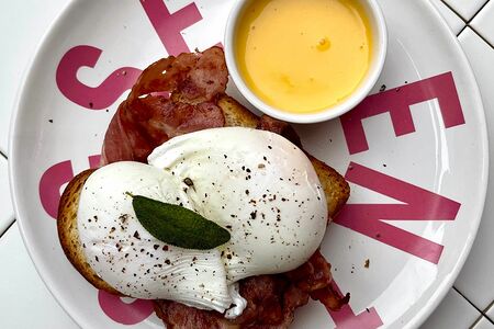 Бенедикт с беконом на имбирной булочке