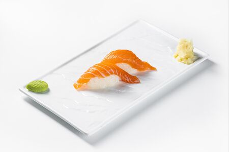 Классические суши с лососем