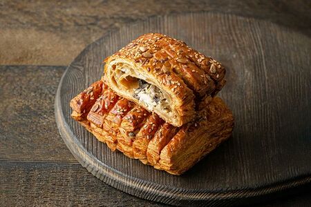 Слойка ржаная с цыпленком и грибами