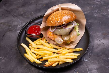 Бургер с мраморной говядиной и соусом блю чиз