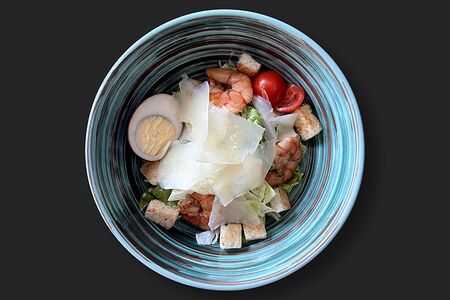 Салат Цезарь с креветками по-азиатски