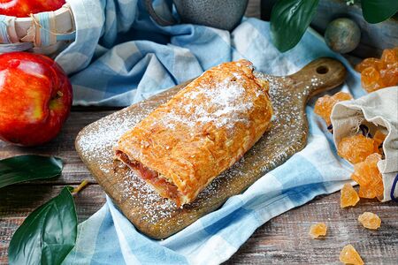 Штрудель с яблоком и вишней