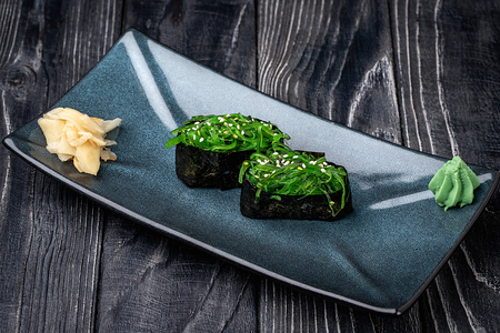 Суши нигири с Чукой