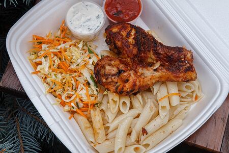 Куриные голени с макаронами и капустным салатом