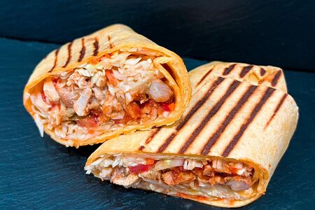 Шаурма в сырной тортилья с курицей