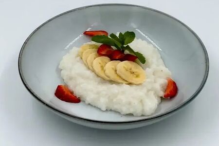 Каша рисовая с бананом и клубникой