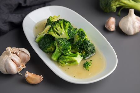 Брокколи на воке в чесночном соусе