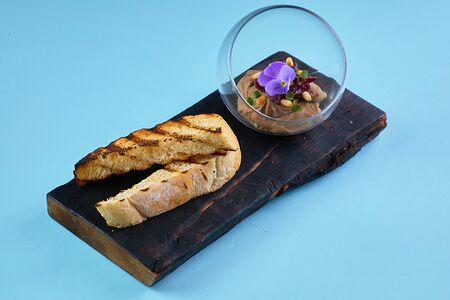 Куриный паштет с луковым мармеладом и кедровыми орешками