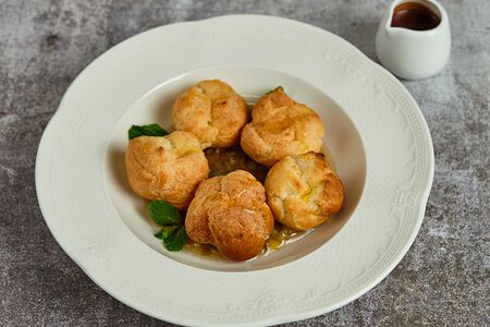 Профитроли с грушевым конфи и шоколадным соусом