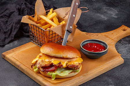 Бургер классический с куриным филе и картофель фри