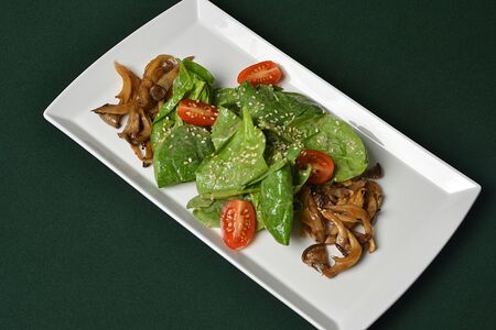 Салат с вешенками и шпинатом