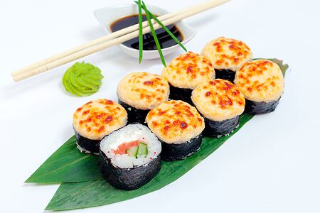 Теплый ролл Фаворит с лососем