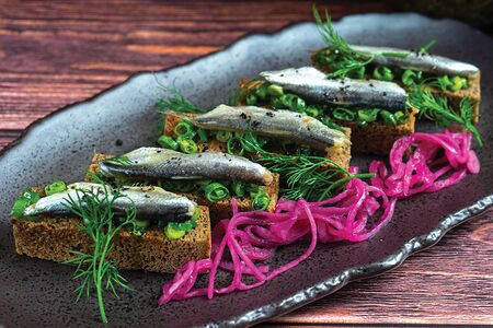 Тосты с пряной килькой