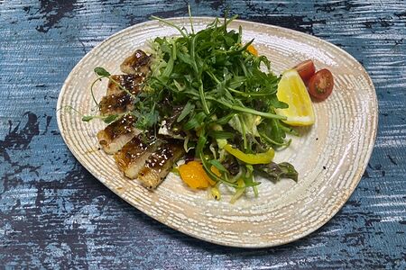 Салат с копченым угрем