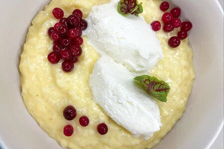 Рисовая каша с моченой брусникой, кокосовым муссом и пюре из маракуйи