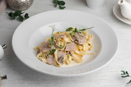 Паста с ветчиной и шампиньонами