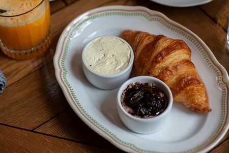 Круассан с маслом и апельсиновым джемом